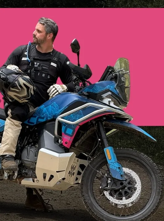 Max Sheehy sur une moto d'aventure CFMOTO